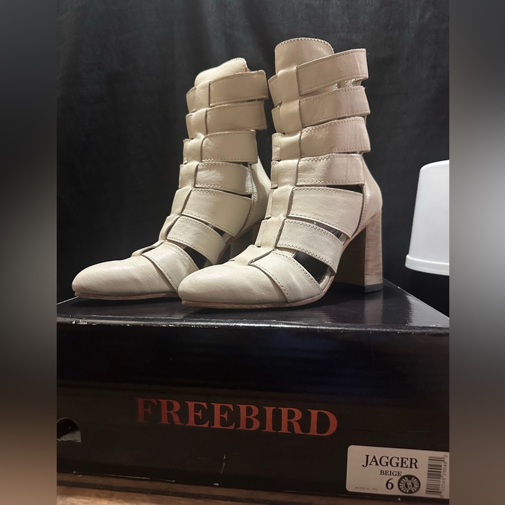 Like new Freebird Jaggers Size 6 Beige